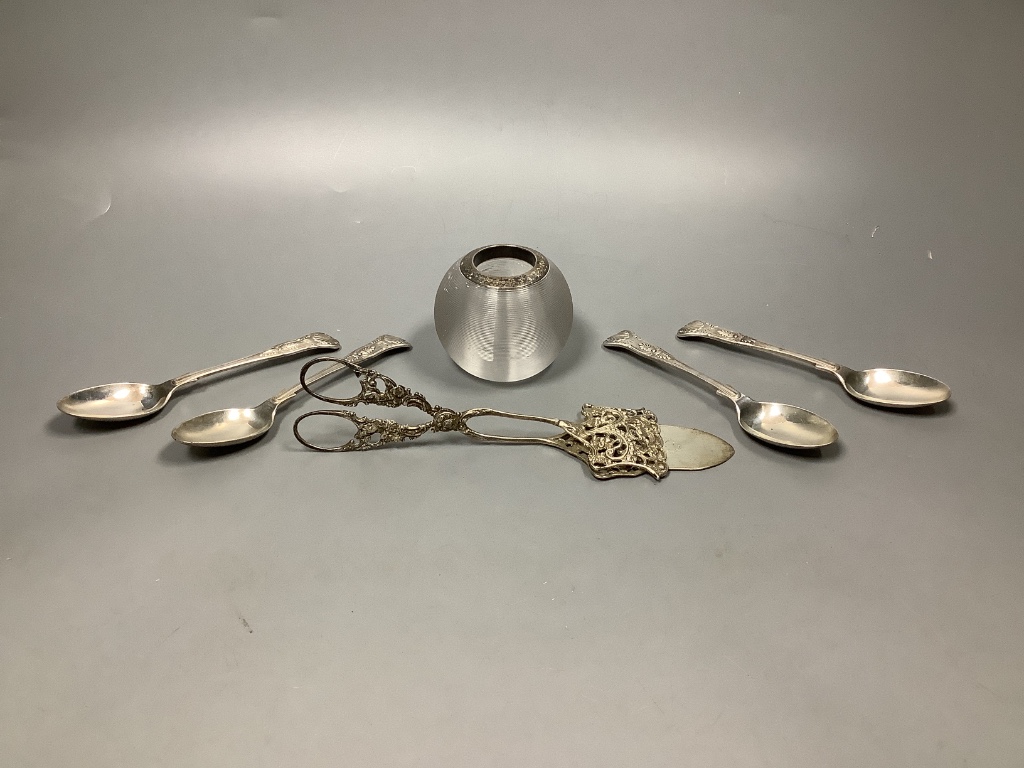 A late Victorian silver mounted ribbed glass match strike, Chester, 1894, a pair of white metal cake tongs and a set of four silver Kings pattern teaspoons.